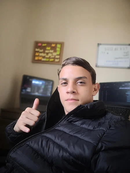 Ryan Krano fazendo sinal de positivo no escritório