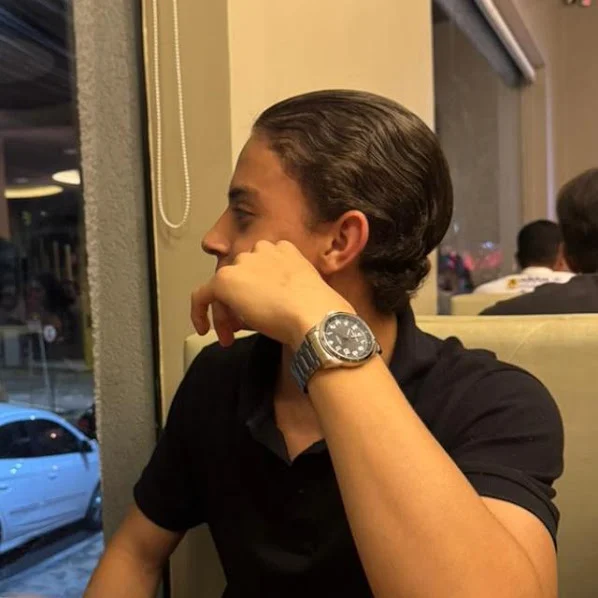 Ryan Krano de perfil